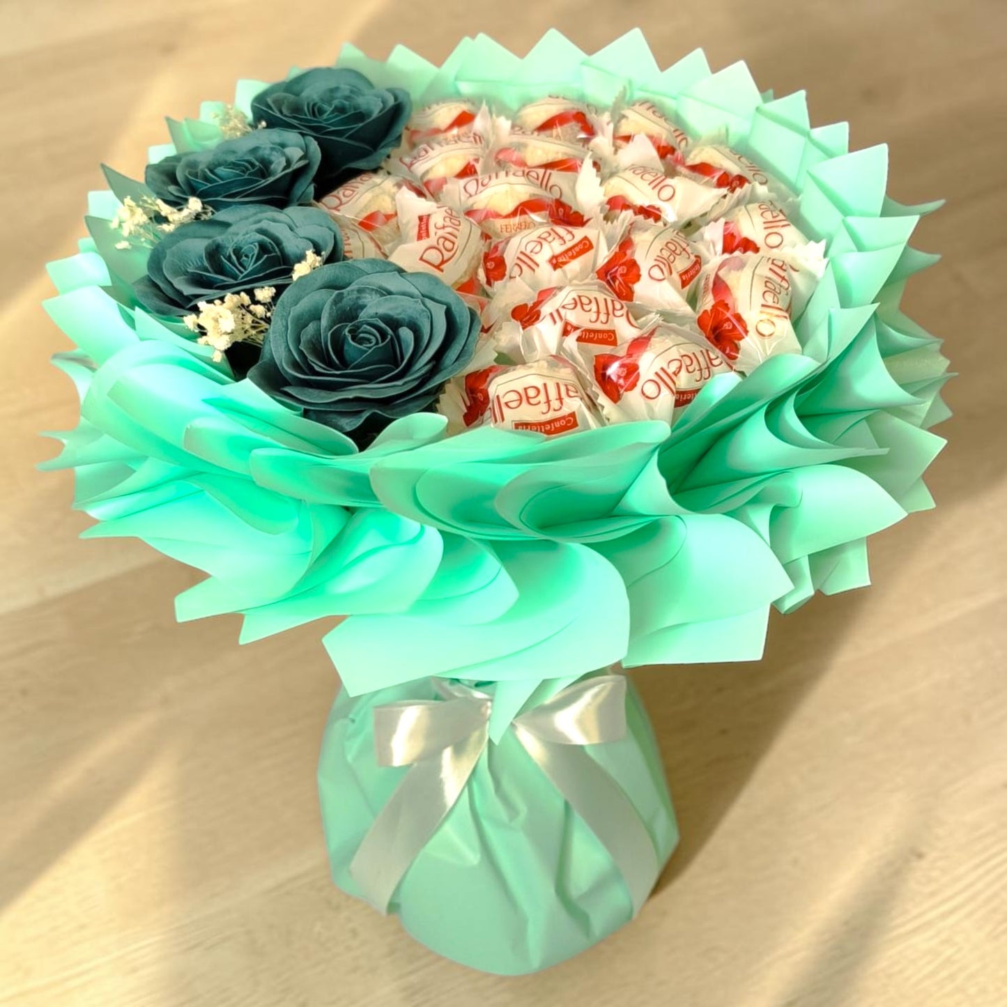 Raffaello Geschenk Strauss mit Vintage Seifenrosen – Süßer Pralinen Strauss Geschenkidee für Geburtstag, Valentinstag & Muttertag