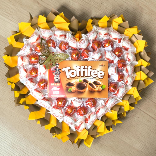 Geschenk Strauss Herz mit Toffifee, Raffaello und Lindor Pralinen – Essbarer Süßigkeiten Strauss Geschenkidee