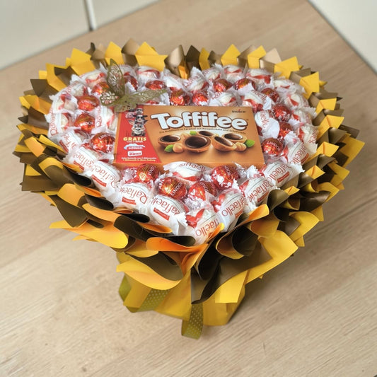 Geschenk Strauss Herz mit Toffifee, Raffaello und Lindor Pralinen – Essbarer Süßigkeiten Strauss Geschenkidee