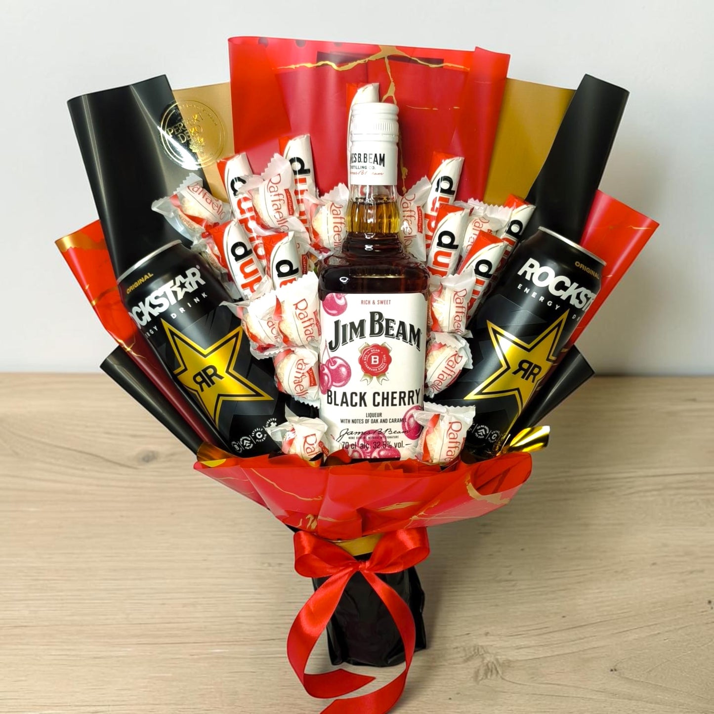 Geschenkstrauß mit Jim Beam Black Cherry, Rockstar Energy & Raffaello – Männer Geschenk, Süßigkeitenstrauß, Geschenkidee Geburtstag