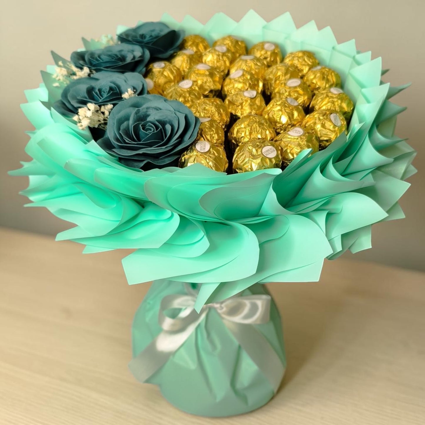 Mini Geschenkstrauß mit Ferrero Rocher und Seifenrosen Vintage – kleiner Luxus Süßigkeitenstrauß, Geschenk für Frauen