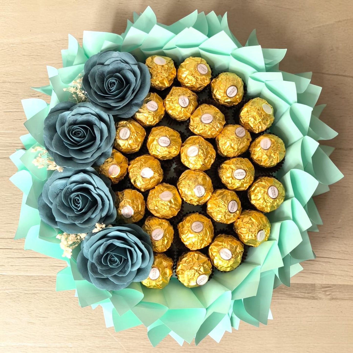 Mini Geschenkstrauß mit Ferrero Rocher und Seifenrosen Vintage – kleiner Luxus Süßigkeitenstrauß, Geschenk für Frauen