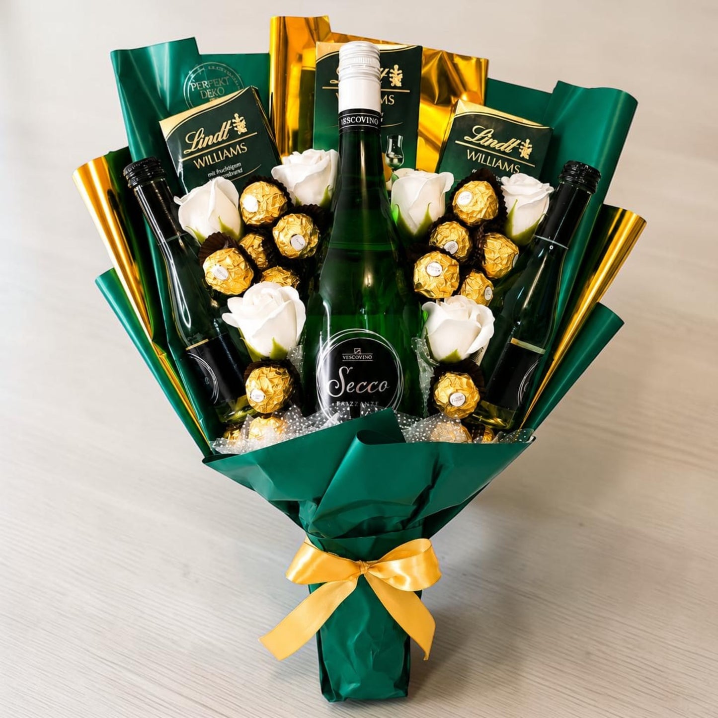 Secco Strauss mit Ferrero Rocher und Seifenrosen in Grün Gold