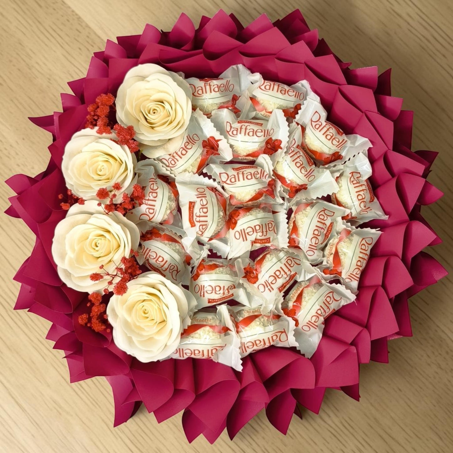 Mini Süßigkeitenstrauß mit Raffaello und Seifenrosen Vintage – eleganter Geschenkstrauß für Frauen, kleiner Pralinenstrauß