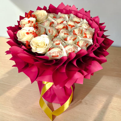 Mini Süßigkeitenstrauß mit Raffaello und Seifenrosen Vintage – eleganter Geschenkstrauß für Frauen, kleiner Pralinenstrauß