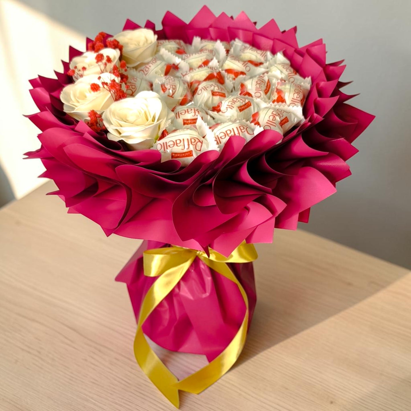 Mini Süßigkeitenstrauß mit Raffaello und Seifenrosen Vintage – eleganter Geschenkstrauß für Frauen, kleiner Pralinenstrauß