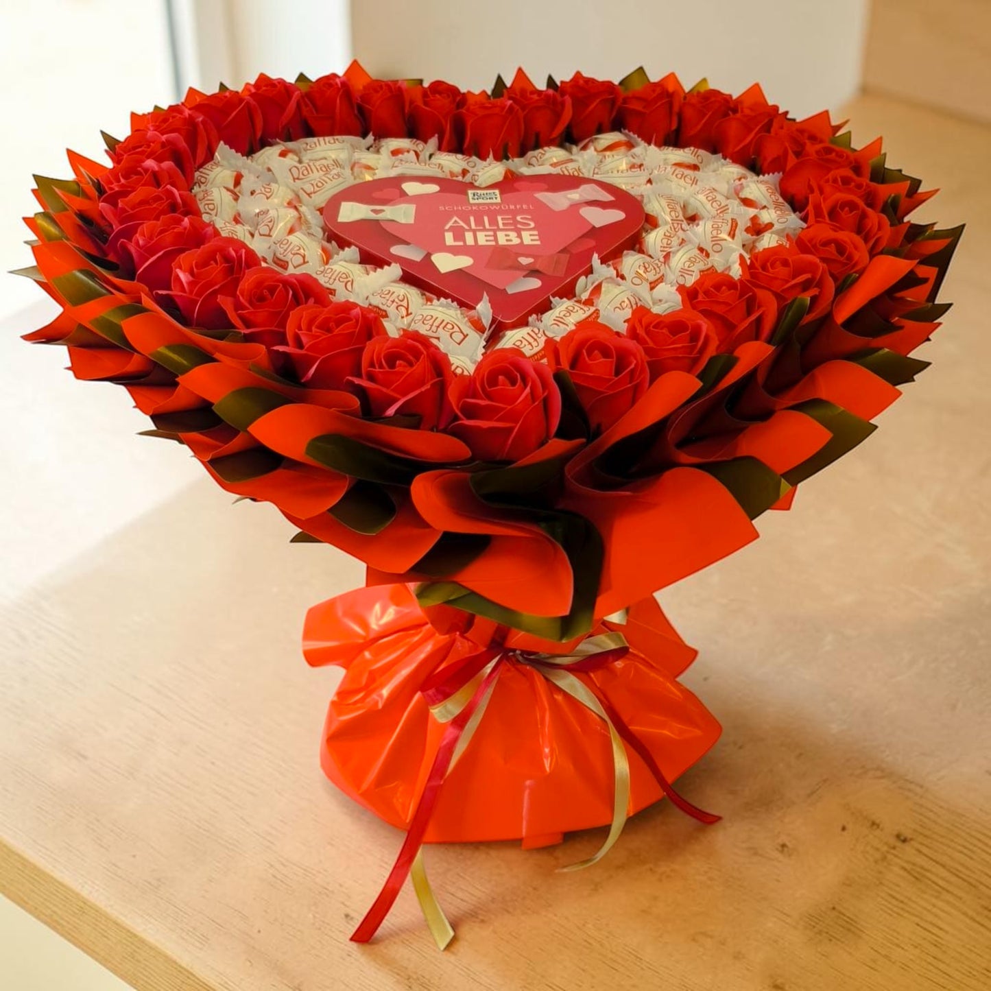 Herz Strauss mit Raffaello und roten Seifenrosen Geschenkbox