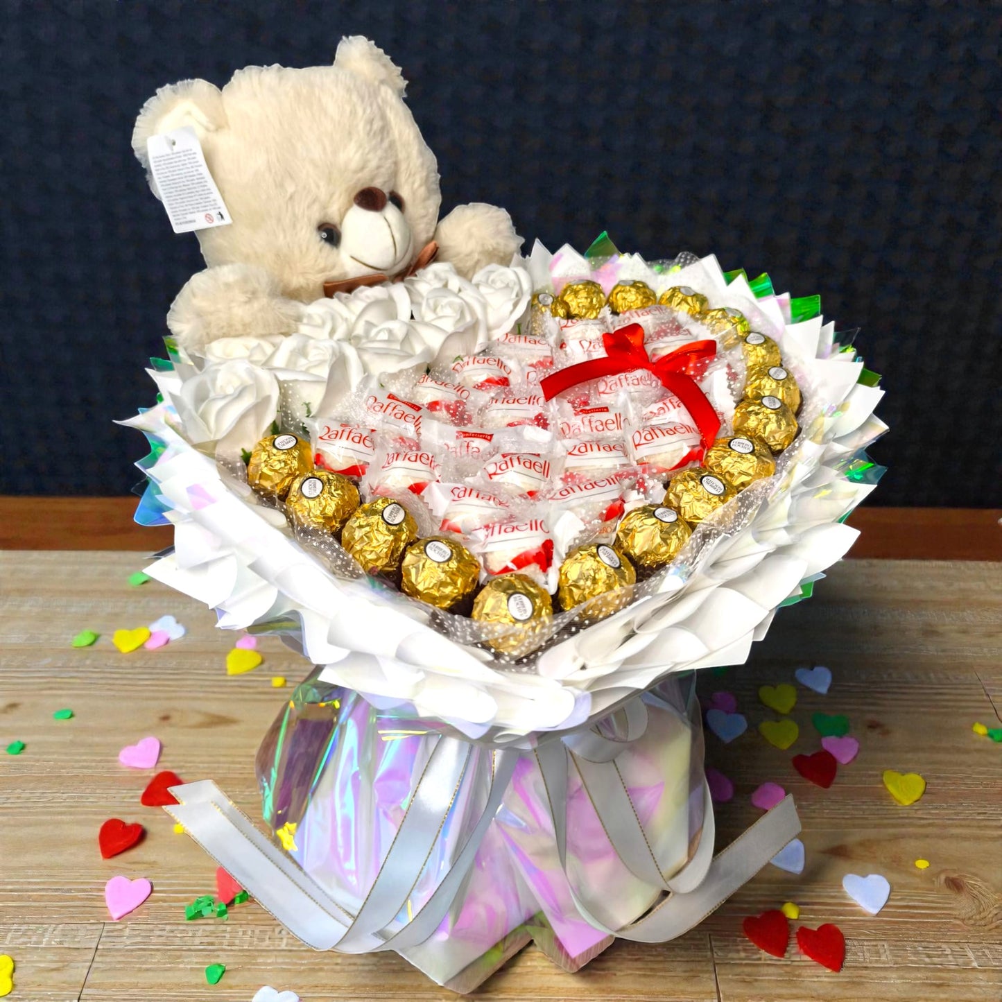 Herzförmiger Pralinenstrauß mit Teddybär – Raffaello & Ferrero Rocher als handgefertigte Geschenkidee
