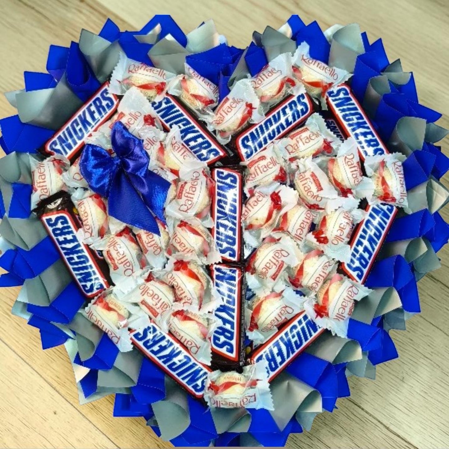 Snickers & Raffaello Herzstrauß – Süßer Geschenkstrauß in Herzform