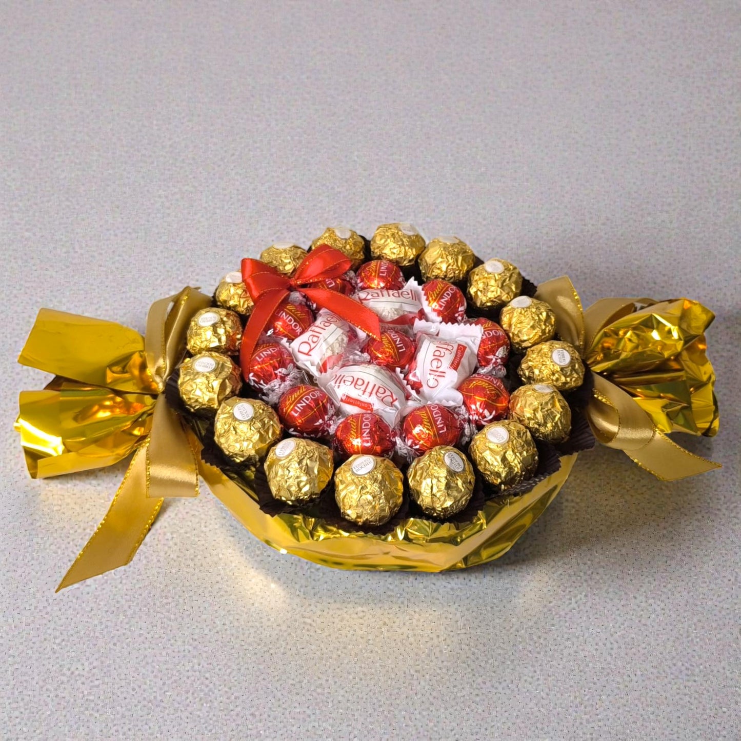 Luxus Bonbon Geschenk mit Ferrero & Lindor