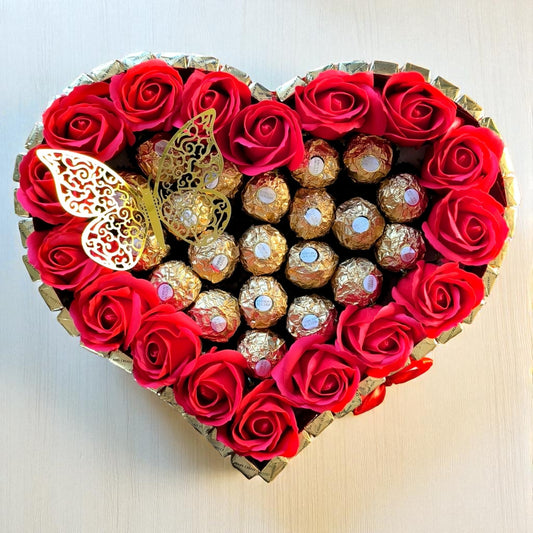 Pralinen-Geschenktorte Herz XL – Ferrero Rocher & Merci mit roten Seifenrosen