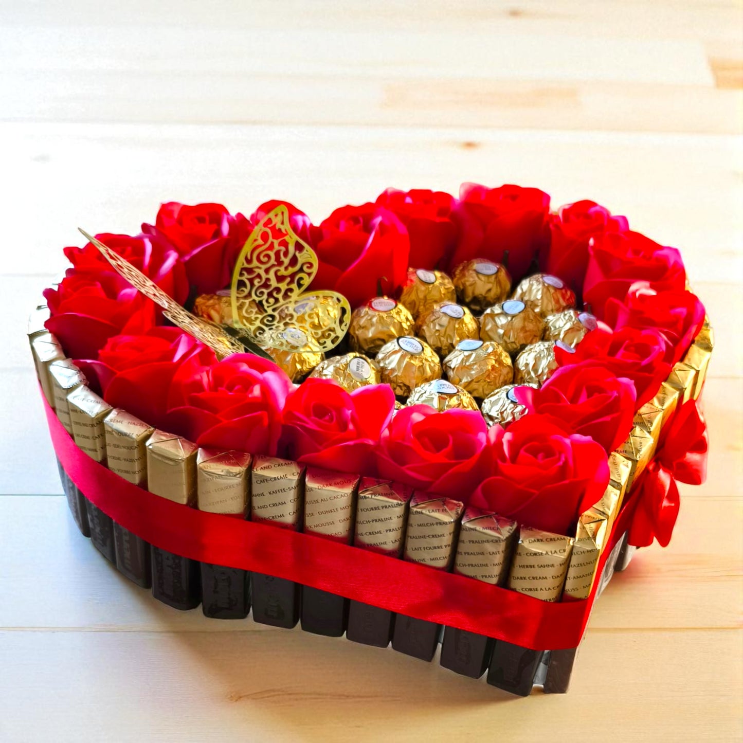 Pralinen-Geschenktorte Herz XL – Ferrero Rocher & Merci mit roten Seifenrosen