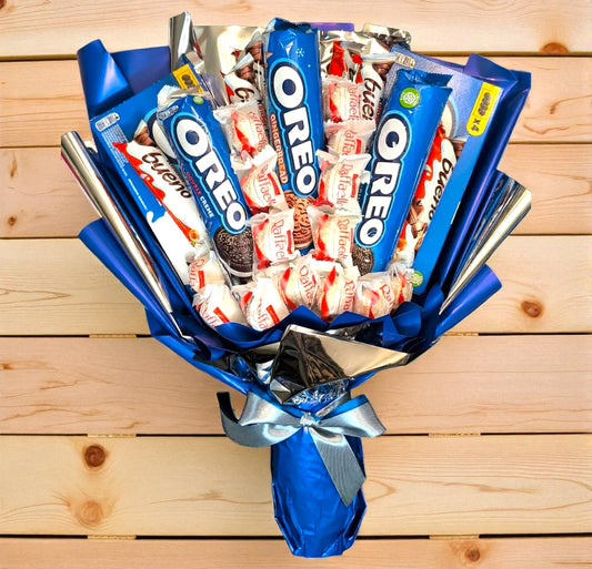 Keks- & Schoko-Geschenkstrauß „Oreo & Kinder Bueno“ – mit Raffaello, blau/silber